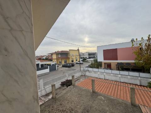 Moradia T3 Isolada de gaveto Fernão Ferro