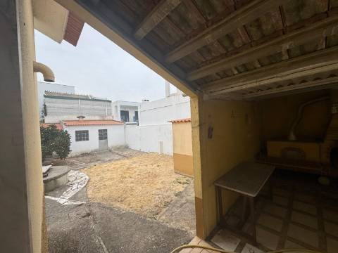 Moradia T3 Isolada de gaveto Fernão Ferro