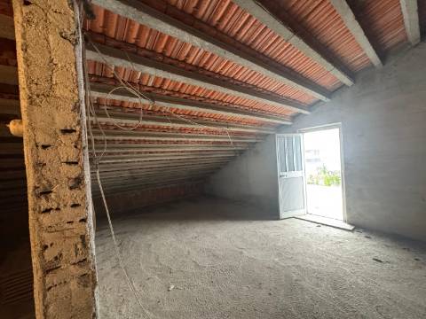 Moradia T3 Isolada de gaveto Fernão Ferro