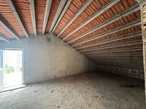 Moradia T3 Isolada de gaveto Fernão Ferro