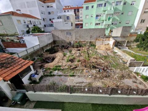 Apartamento T3 C/Quintal e Logradouro- Seixal