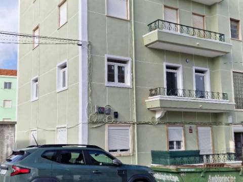 Apartamento T3 C/Quintal e Logradouro- Seixal