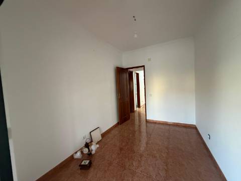 Apartamento T3 c/ terraço - Cruz de Pau