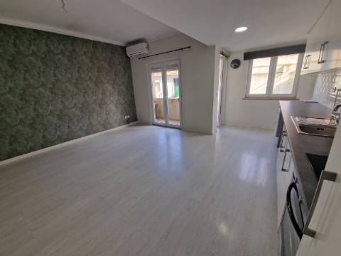 Apartamento T3 - Torre da Marinha c/Logradouro