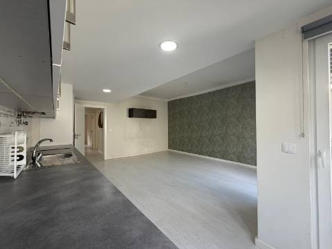 Apartamento T3 - Torre da Marinha c/Logradouro