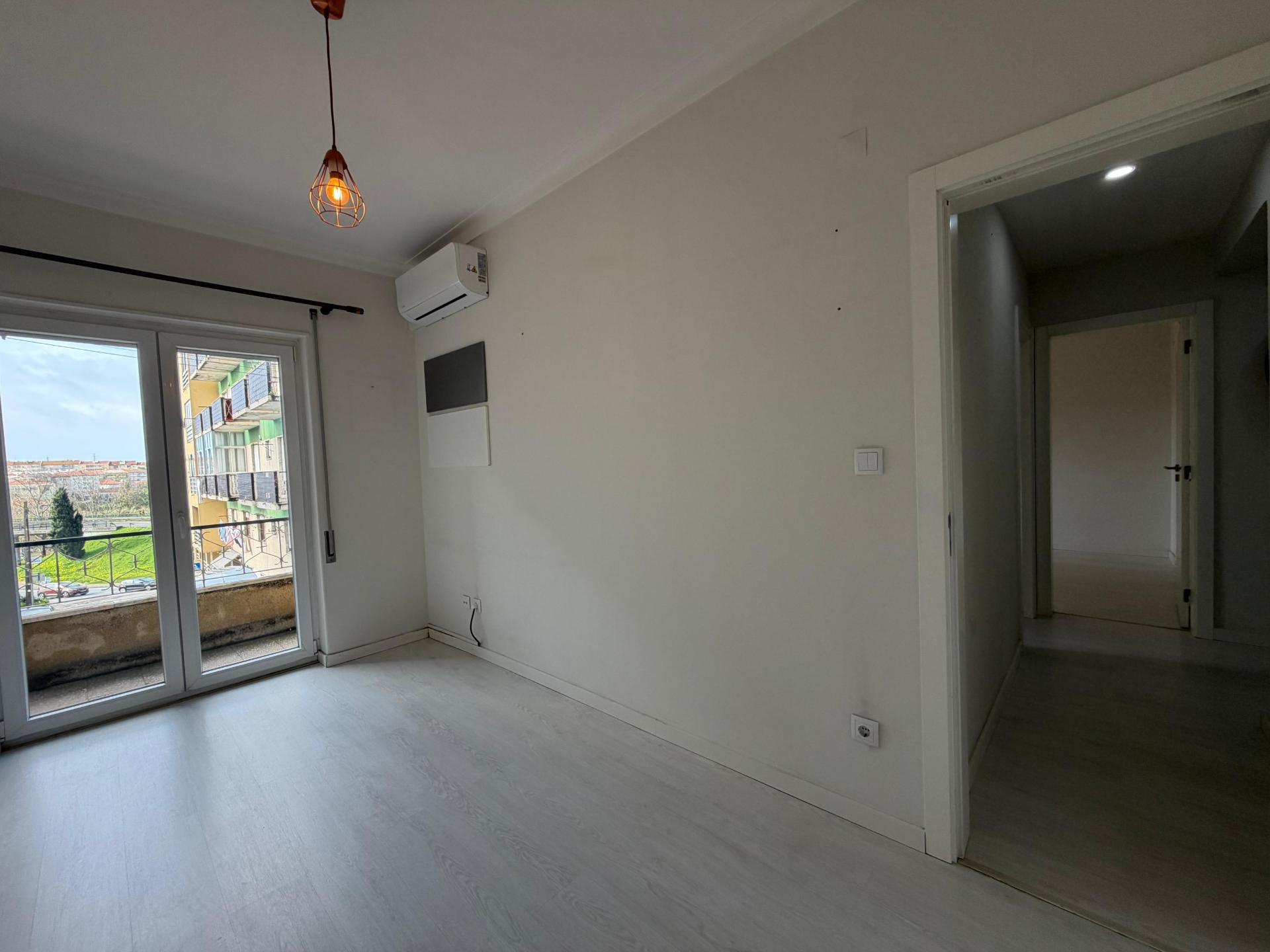 Apartamento T3 - Torre da Marinha c/Logradouro