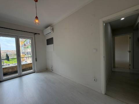 Apartamento T3 - Torre da Marinha c/Logradouro