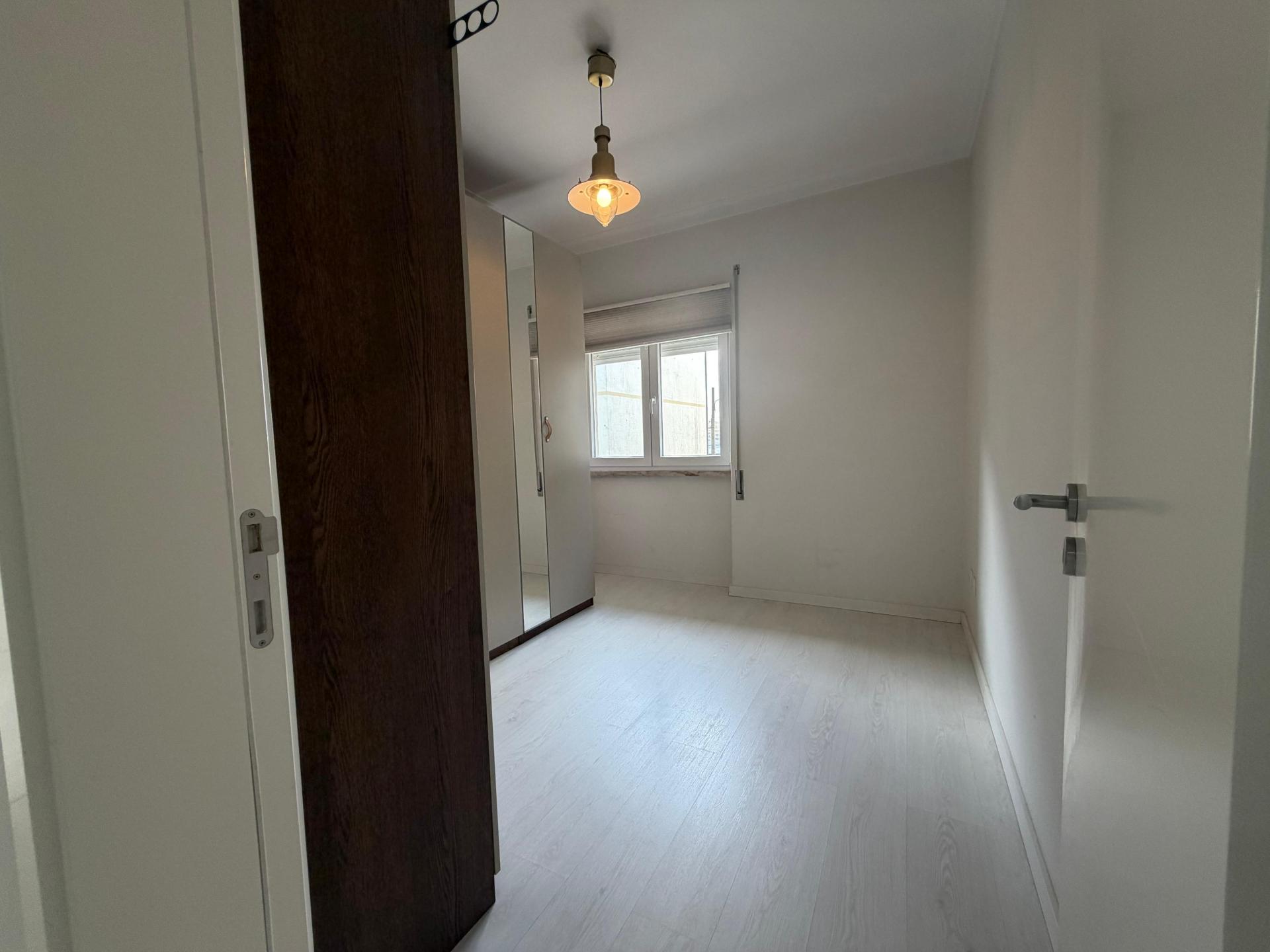 Apartamento T3 - Torre da Marinha c/Logradouro