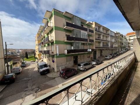 Apartamento T3 - Torre da Marinha c/Logradouro