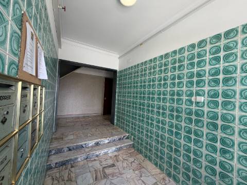 Apartamento T3 - Torre da Marinha c/Logradouro