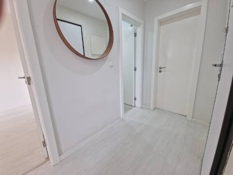 Apartamento T3 - Torre da Marinha c/Logradouro