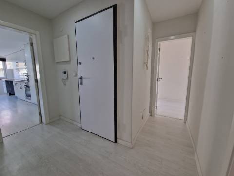 Apartamento T3 - Torre da Marinha c/Logradouro