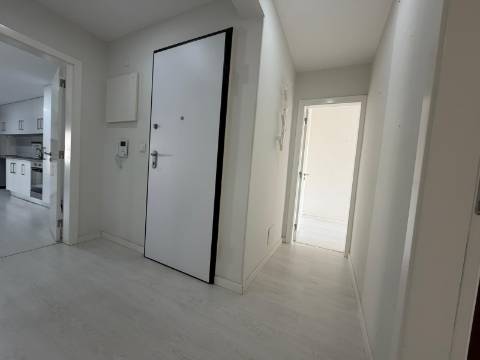 Apartamento T3 - Torre da Marinha c/Logradouro