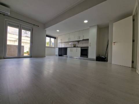 Apartamento T3 - Torre da Marinha c/Logradouro