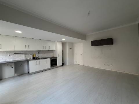 Apartamento T3 - Torre da Marinha c/Logradouro