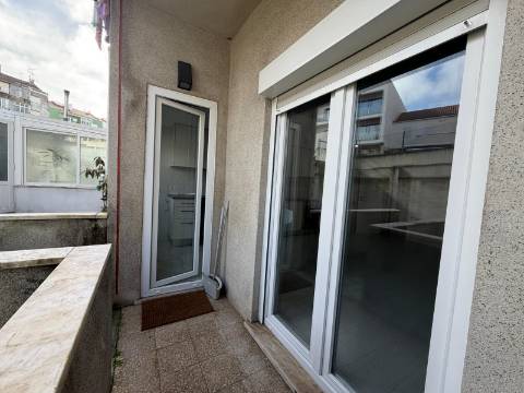 Apartamento T3 - Torre da Marinha c/Logradouro