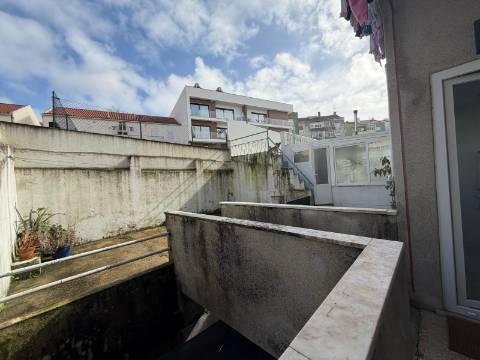 Apartamento T3 - Torre da Marinha c/Logradouro