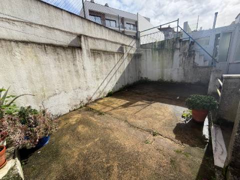 Apartamento T3 - Torre da Marinha c/Logradouro