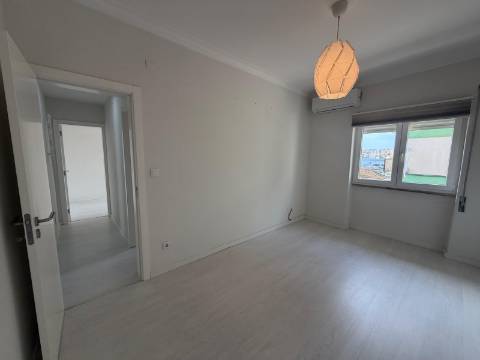 Apartamento T3 - Torre da Marinha c/Logradouro