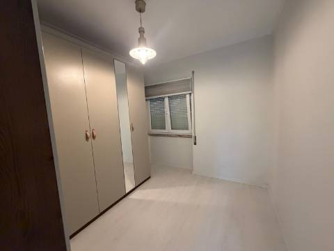 Apartamento T3 - Torre da Marinha c/Logradouro