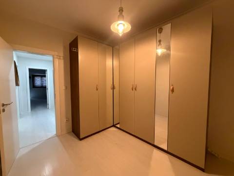 Apartamento T3 - Torre da Marinha c/Logradouro