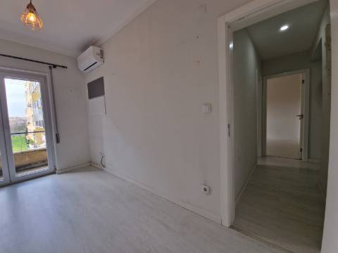 Apartamento T3 - Torre da Marinha c/Logradouro