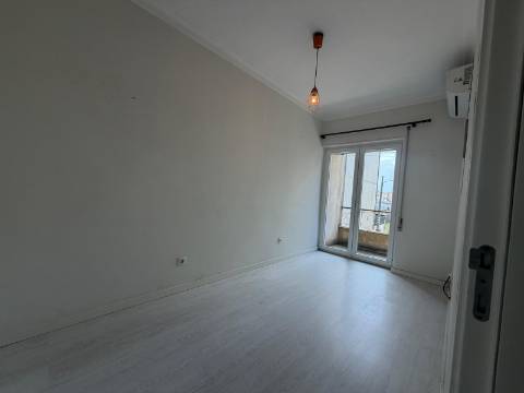 Apartamento T3 - Torre da Marinha c/Logradouro