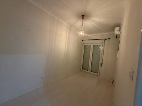 Apartamento T3 - Torre da Marinha c/Logradouro