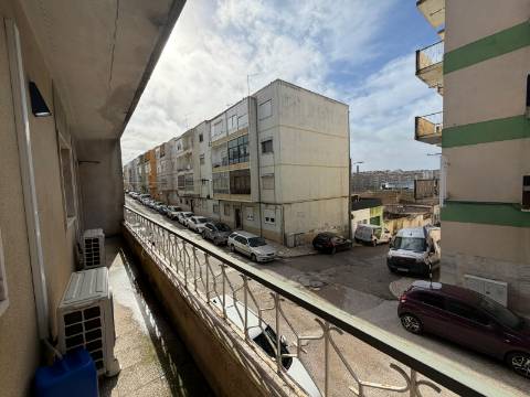 Apartamento T3 - Torre da Marinha c/Logradouro