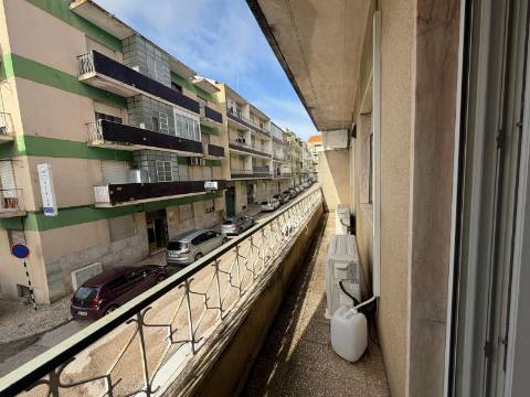 Apartamento T3 - Torre da Marinha c/Logradouro