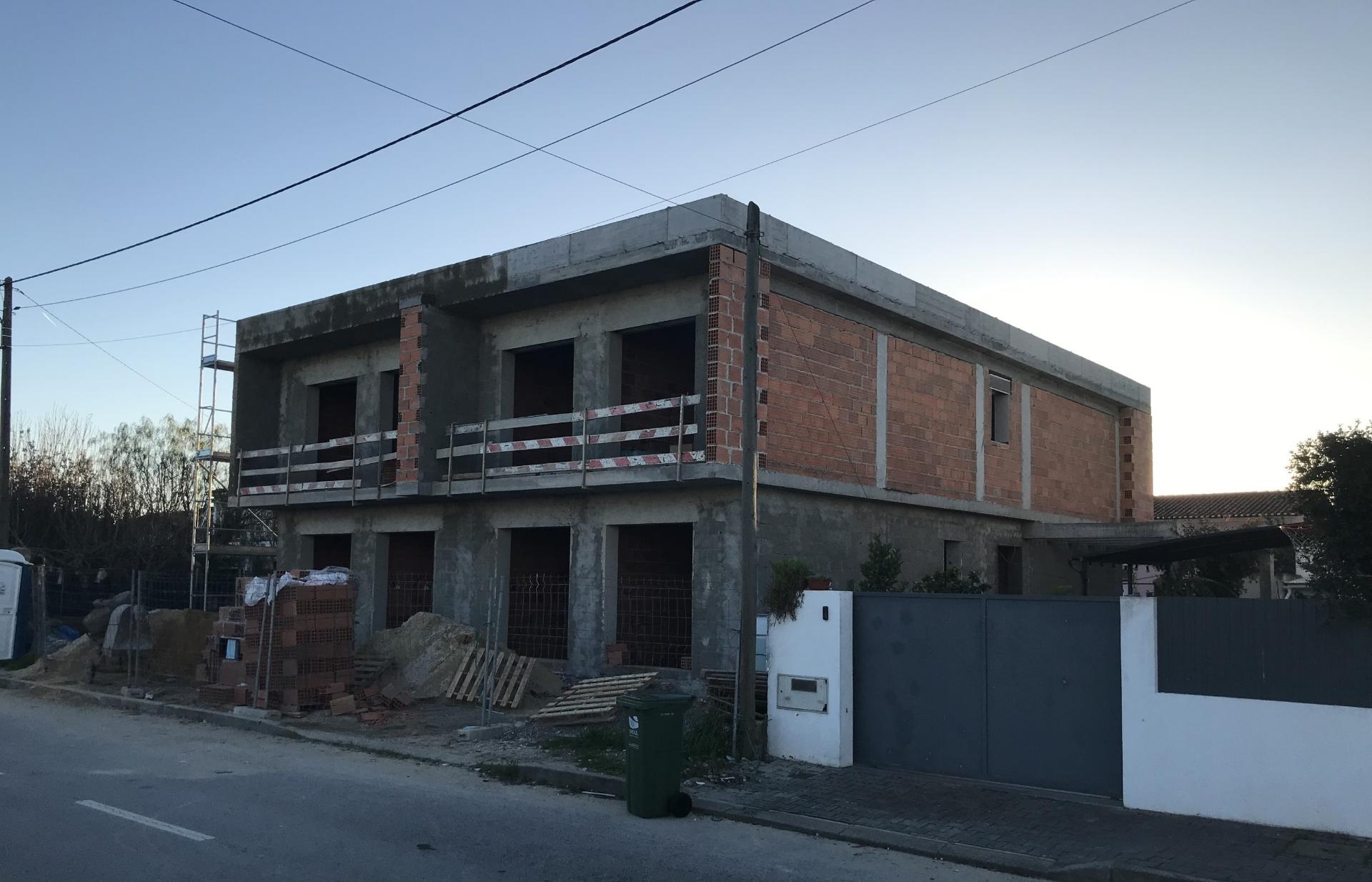 Moradia Nova Geminada T4 c/Piscina Fernão Ferro