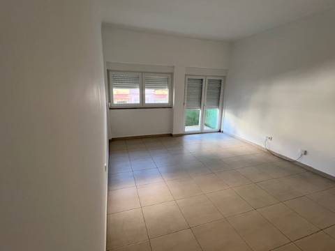 Apartamento T2 C/lograduro no Laranjeiro