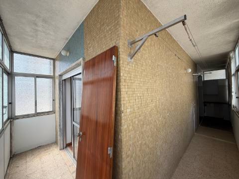 Apartamento T2 c/lugar de garagem na Cruz de Pau