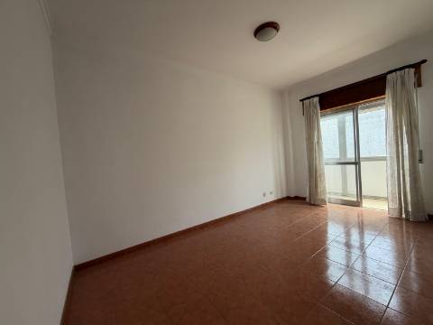 Apartamento T2 c/lugar de garagem na Cruz de Pau