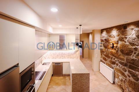 Moradia T2 Renovada com Terraço e Suite em Canidelo