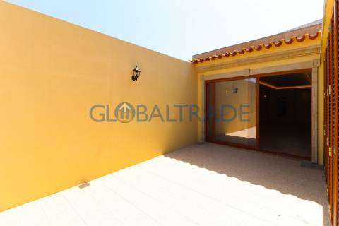 Moradia T2 Renovada com Terraço e Suite em Canidelo