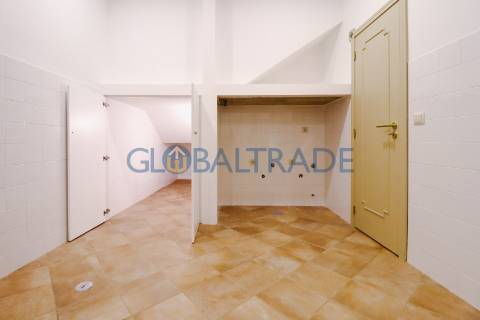 Moradia T2 Renovada com Terraço e Suite em Canidelo