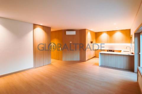 Apartamento T2 Renovado com Terraço em Fânzeres