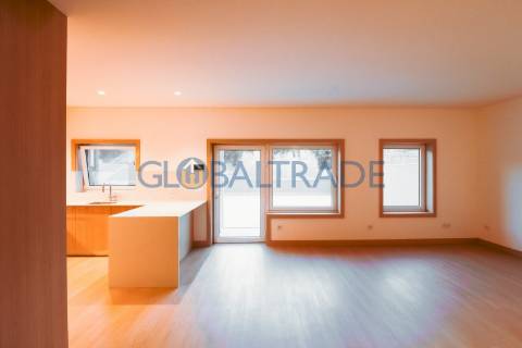 Apartamento T2 Renovado com Terraço em Fânzeres