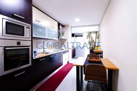 Apartamento T3 com terraço em Pedrouços