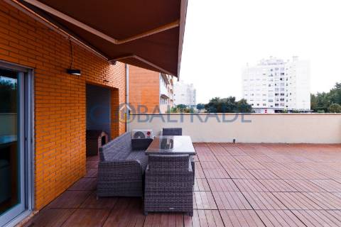 Apartamento T3 com terraço em Pedrouços