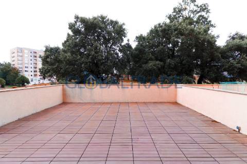 Apartamento T3 com terraço em Pedrouços