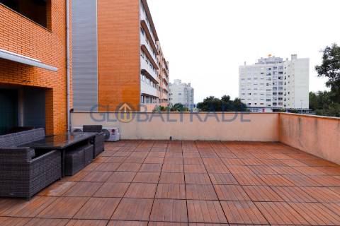 Apartamento T3 com terraço em Pedrouços