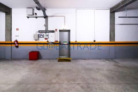 Apartamento T3 com terraço em Pedrouços