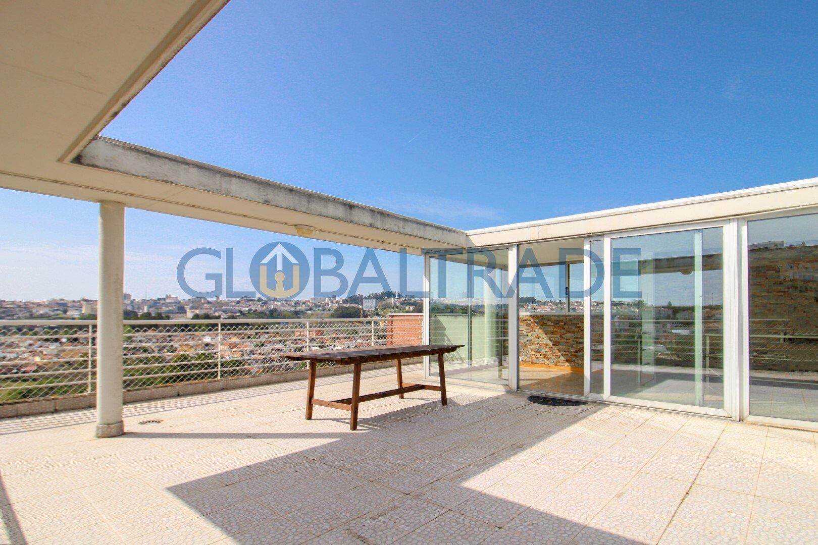Apartamento T3 com terraço em Valbom