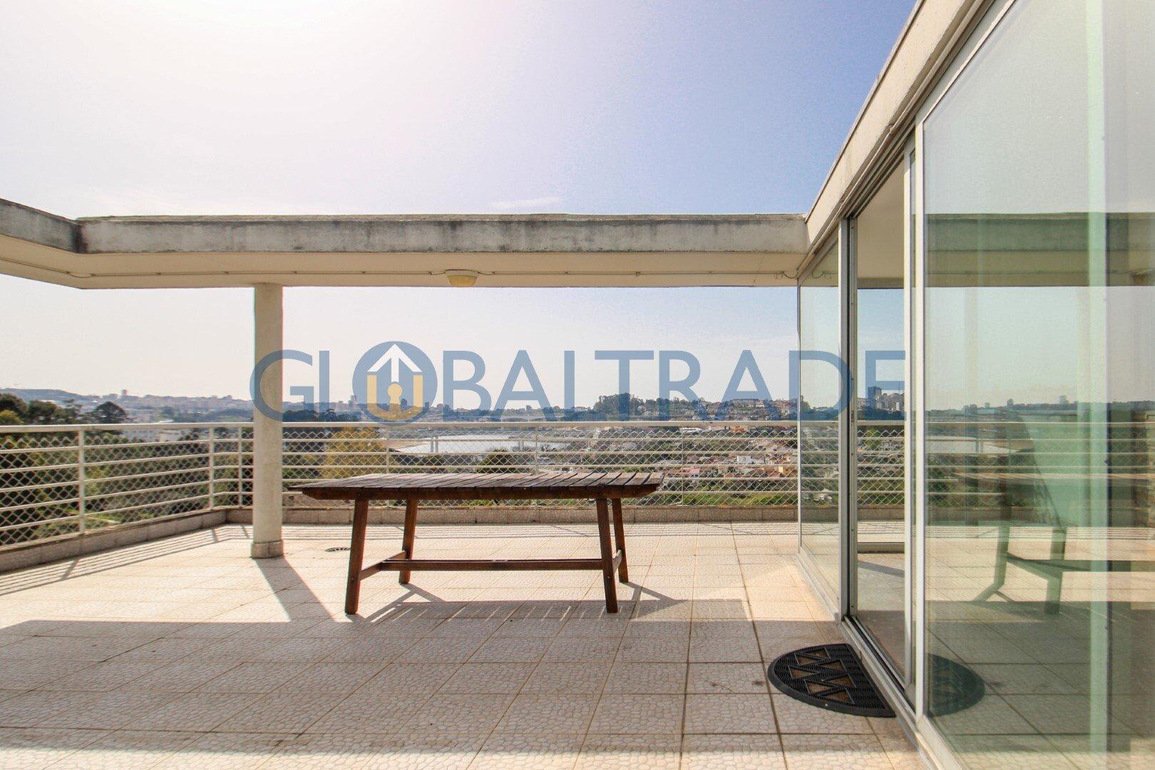 Apartamento T3 com terraço em Valbom