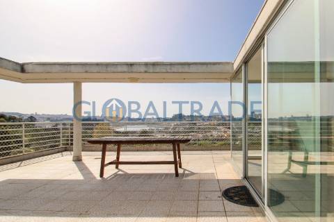 Apartamento T3 com terraço em Valbom