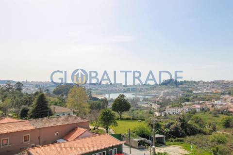 Apartamento T3 com terraço em Valbom