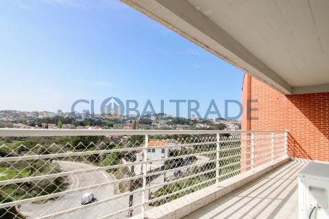 Apartamento T3 com terraço em Valbom
