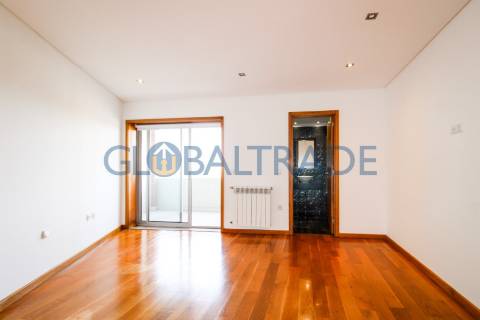 Apartamento T3 com terraço em Valbom